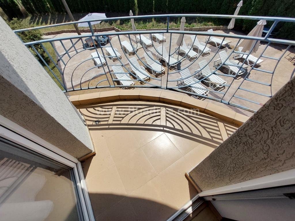 Inexpensive three-room apartment on the seashore I №2507