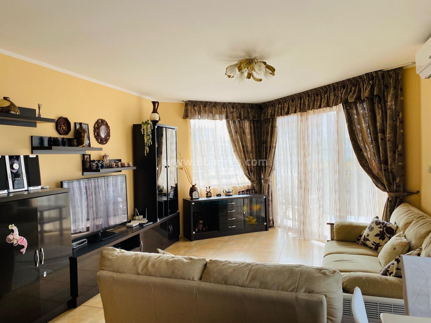 Large apartment with low maintenance fee І №2933