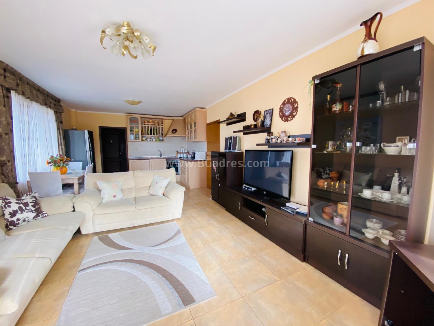Large apartment with low maintenance fee І №2933