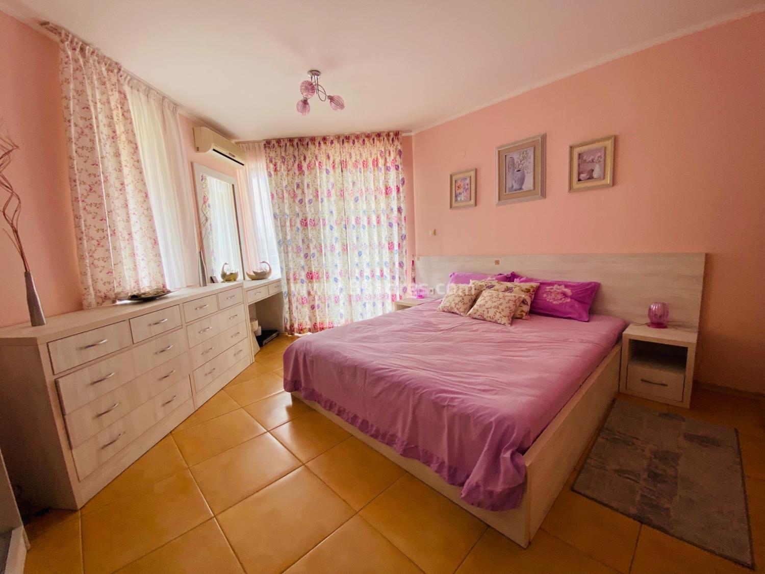 Large apartment with low maintenance fee І №2933