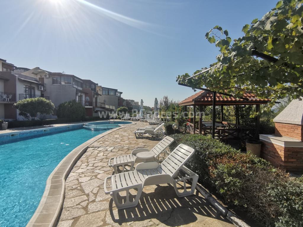 Apartment with a courtyard in Sveti Vlas | No. 2147