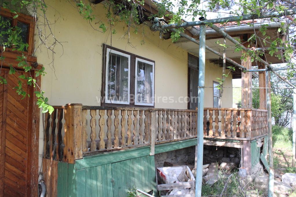 Купи евтина къща с двор в близост до брега на морето