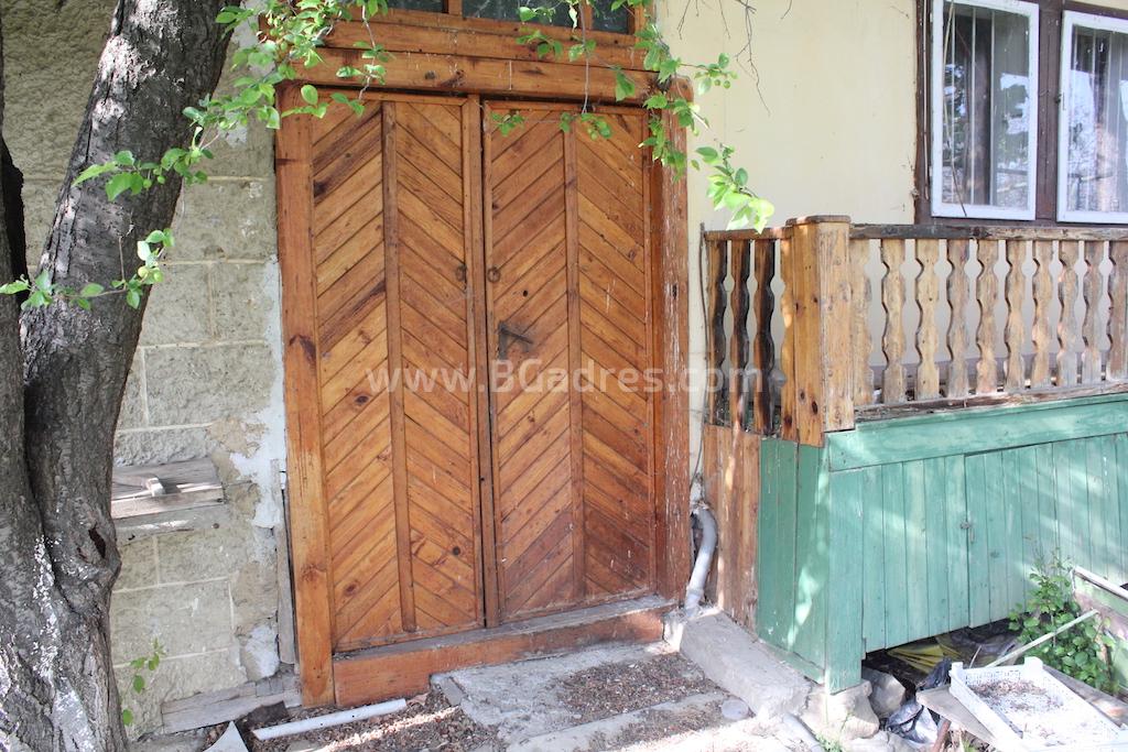 Купи евтина къща с двор в близост до брега на морето