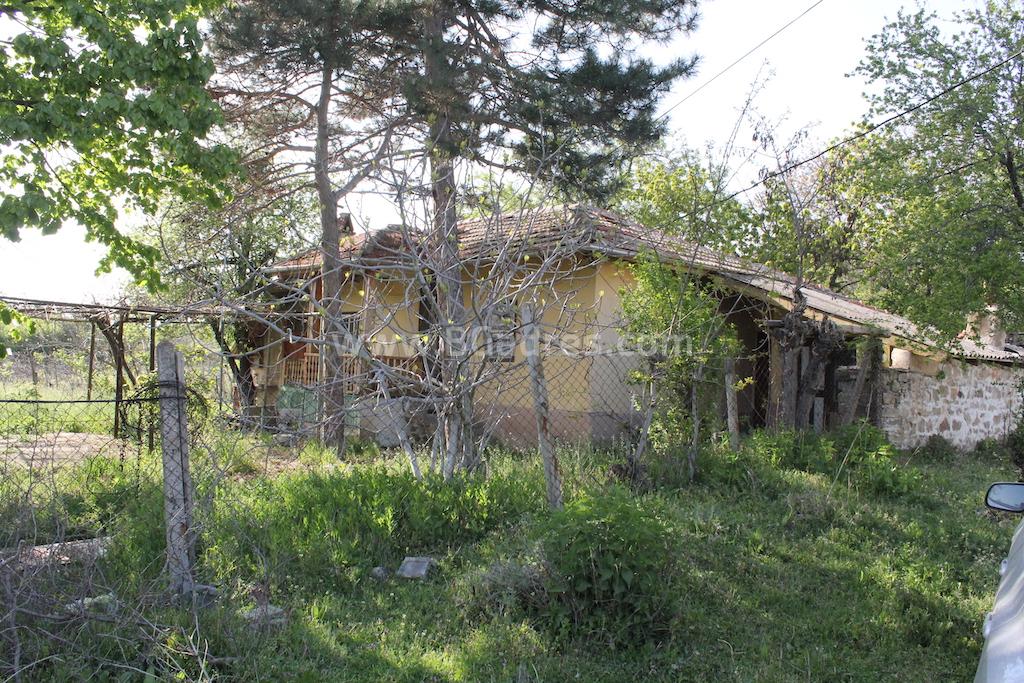 Купи евтина къща с двор в близост до брега на морето