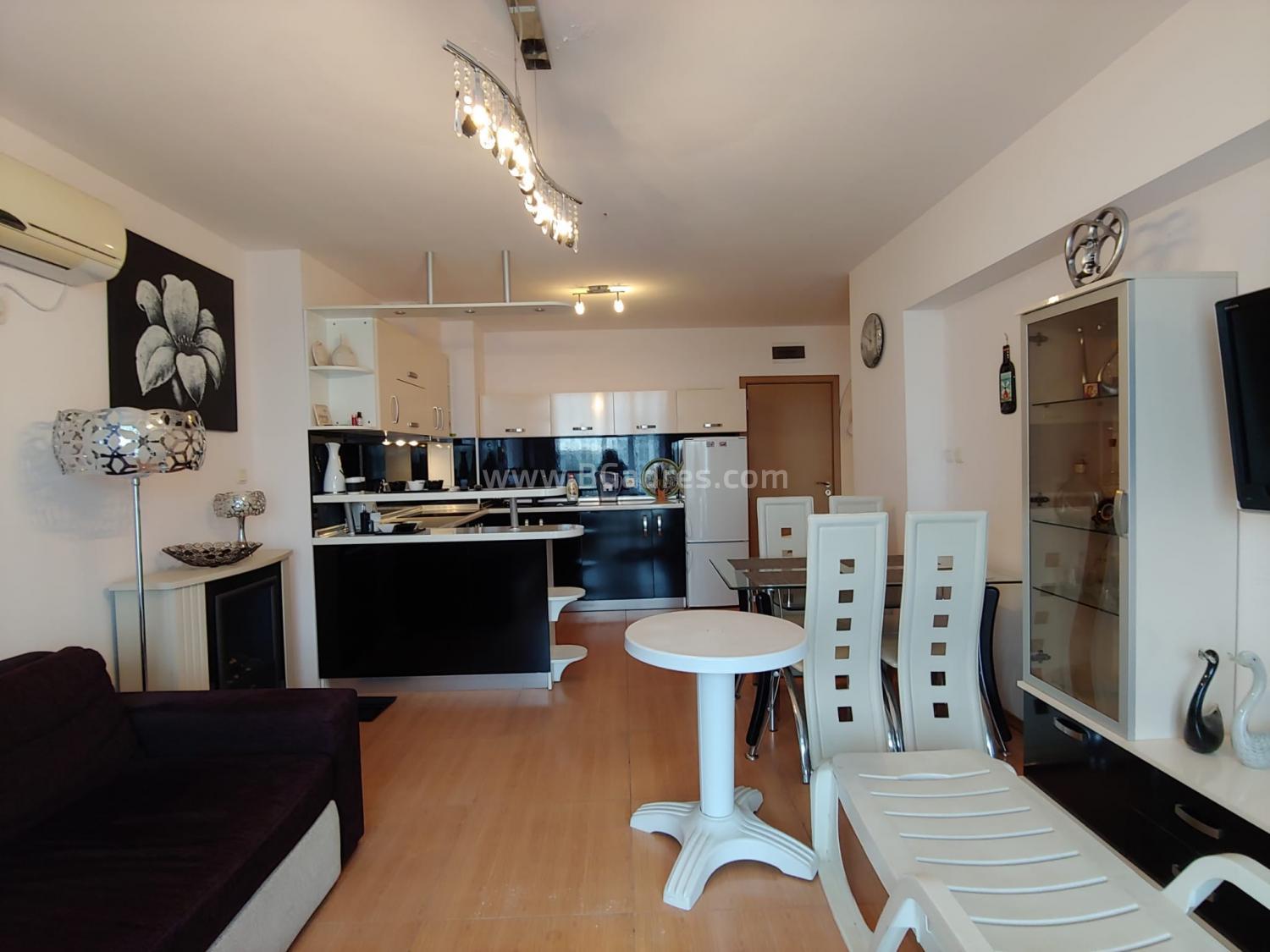 Large three-room apartment by the sea | №2387