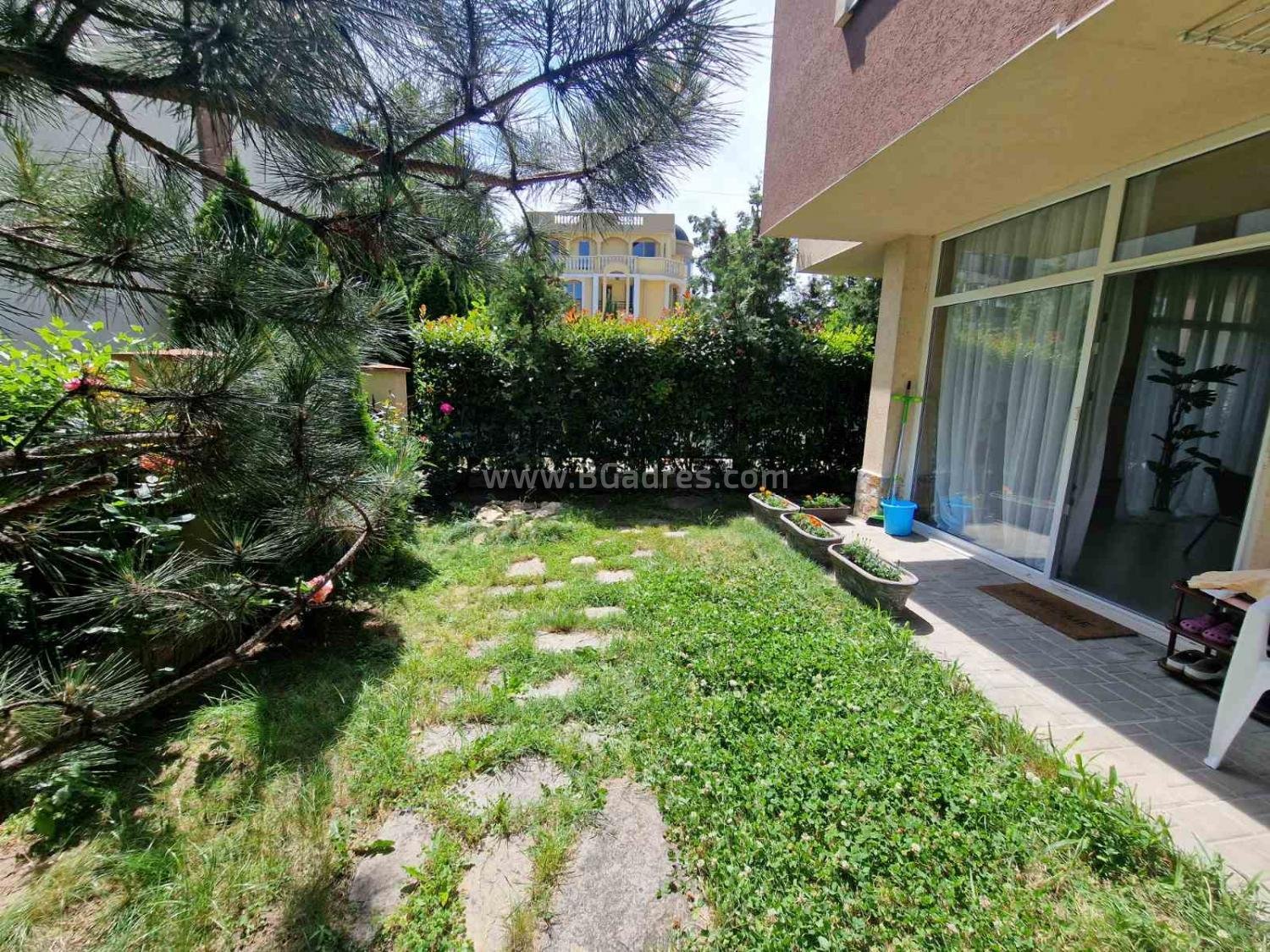 Квартира с двориком с низкой таксой І №3181