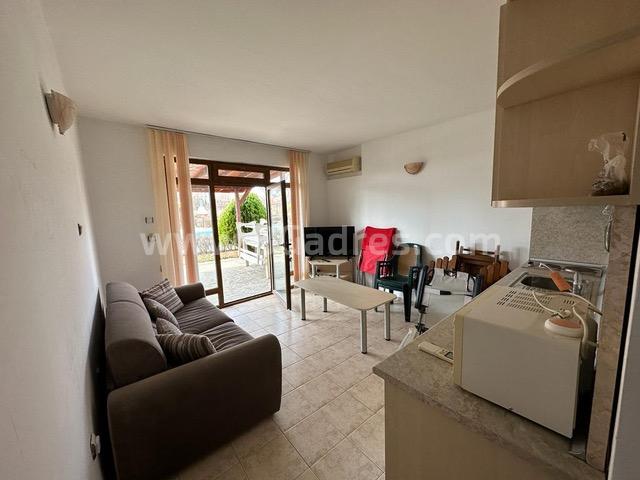 Wohnung mit Veranda am Meer І №2860