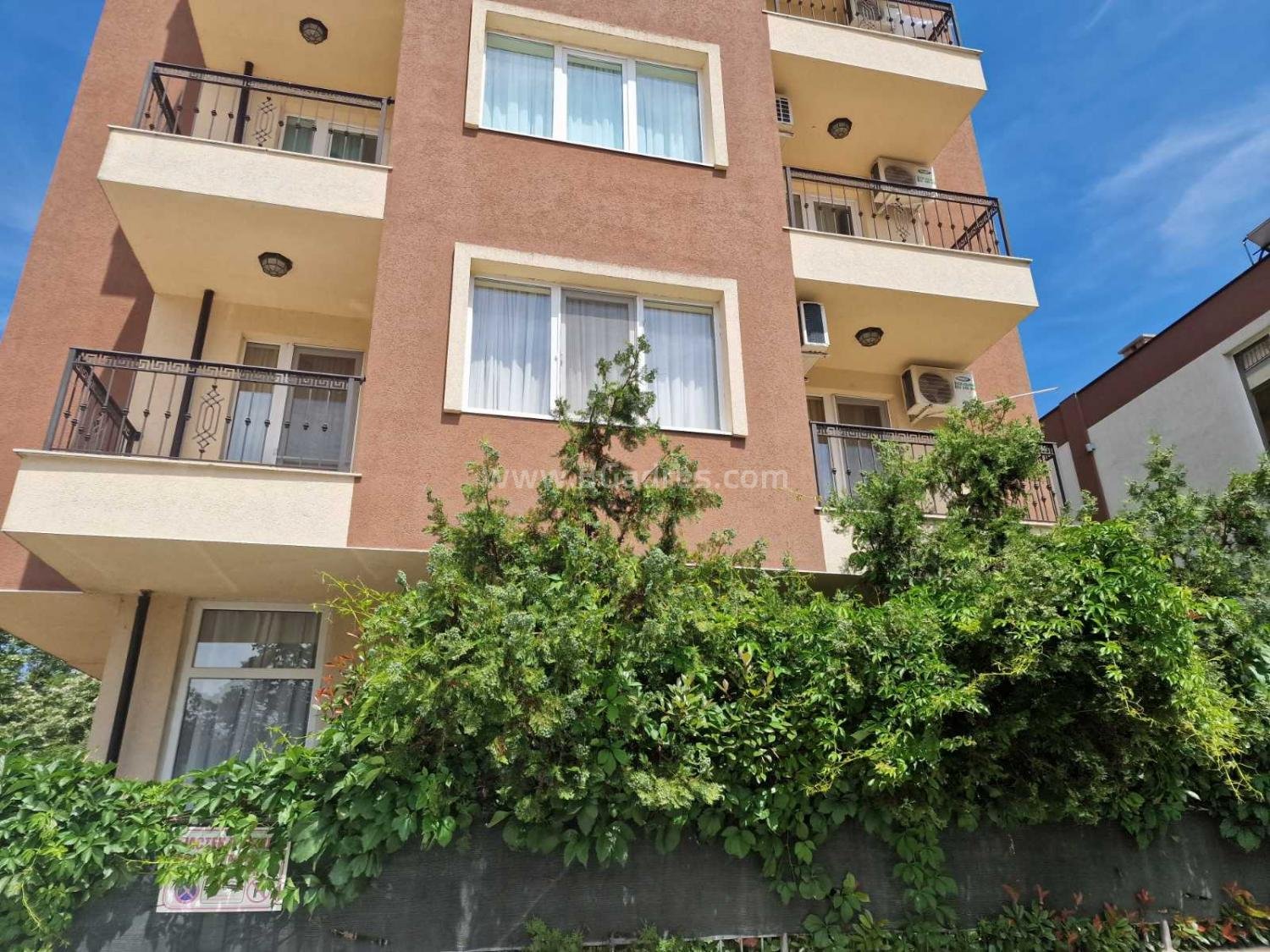 Квартира с двориком с низкой таксой І №3181