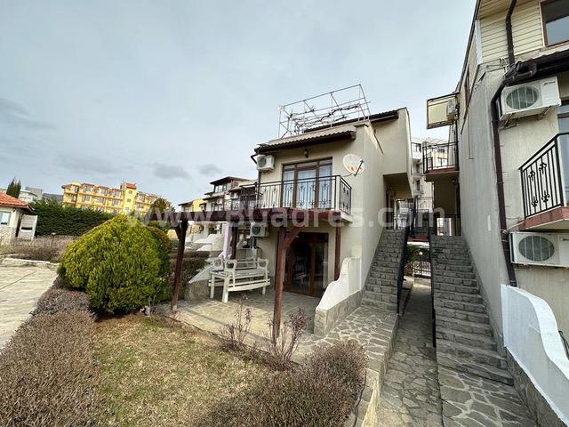 Wohnung mit Veranda am Meer І №2860