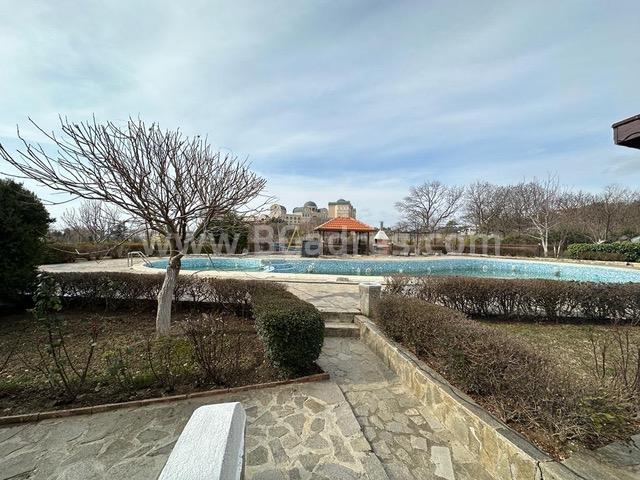 Wohnung mit Veranda am Meer І №2860