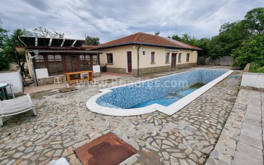 House with pool near the coast | No. 2052