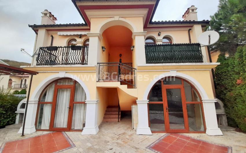 Луксозен апартамент в Несебър на брега на морето в България изгодно