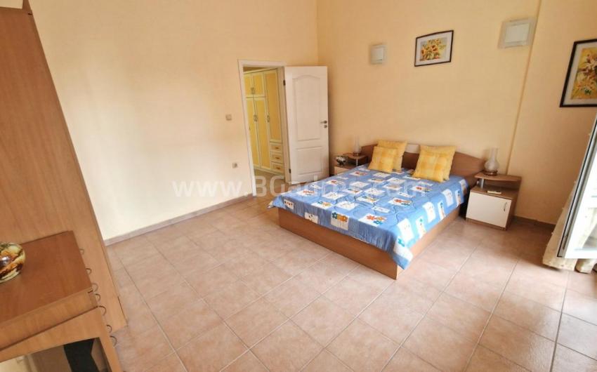 Large one-bedroom apartment with private garden at a low price