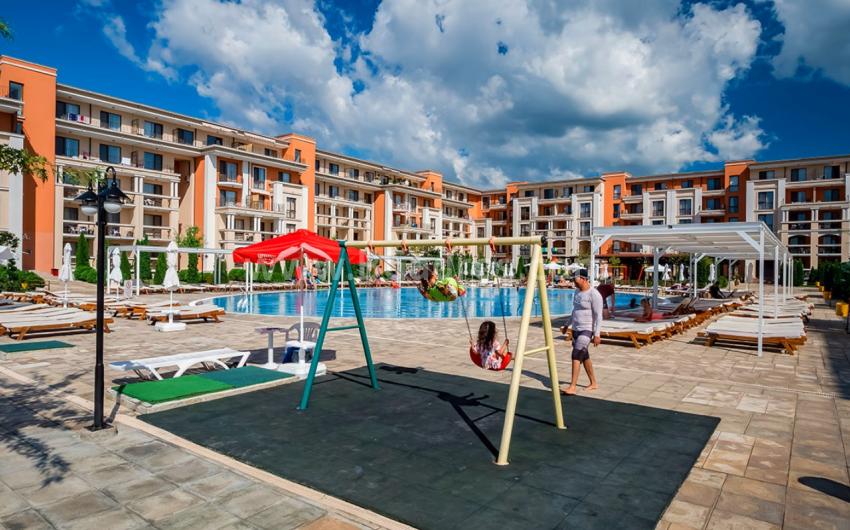 Spacious two-bedroom apartment by the sea in Sveti Vlas