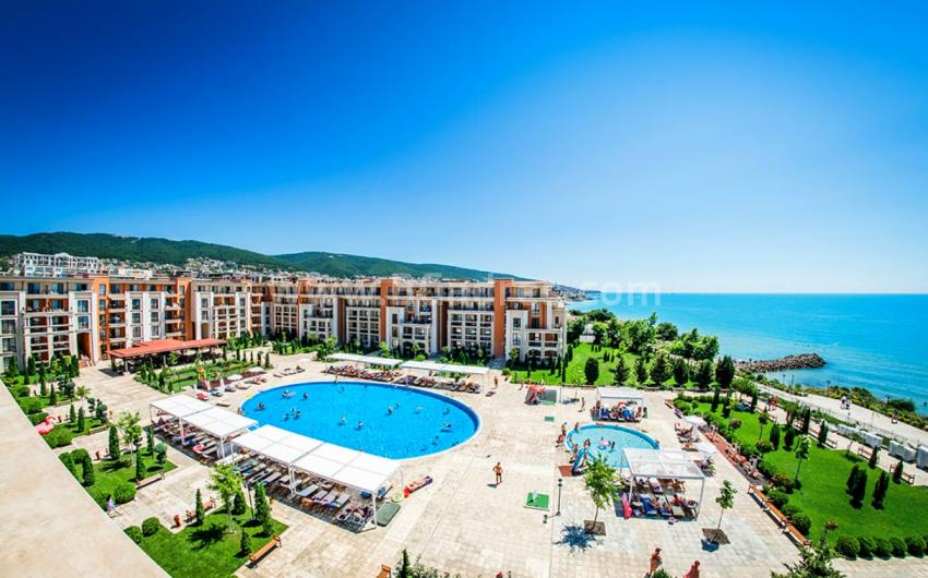 One bedroom apartment near Cacao beach Bulgaria - windows in the living room